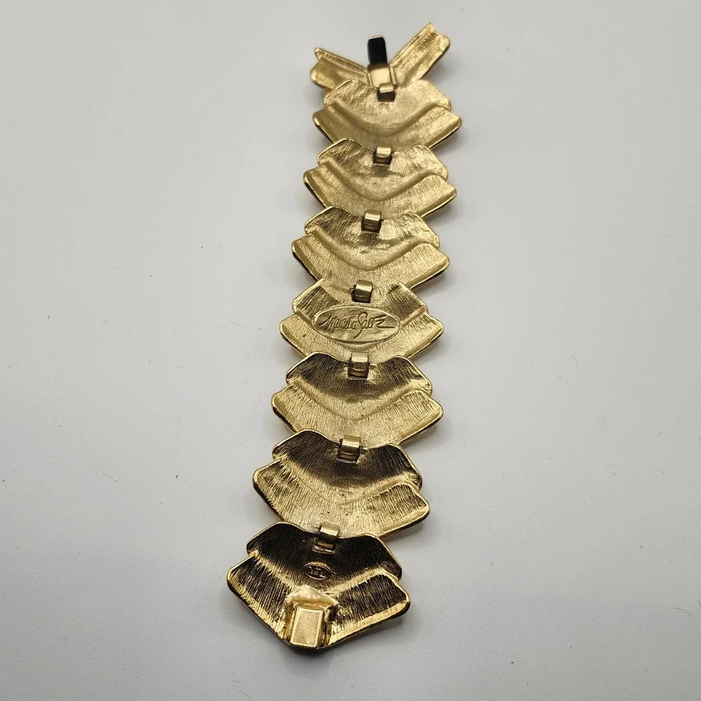 Trifari Marcella Saltz‎ Gold Tone Chevron Link Bracelet Rhinestone Accents Vtg